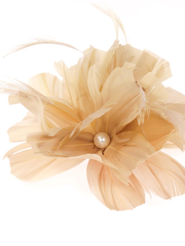 Tocado pequeño plumas perlas taupe