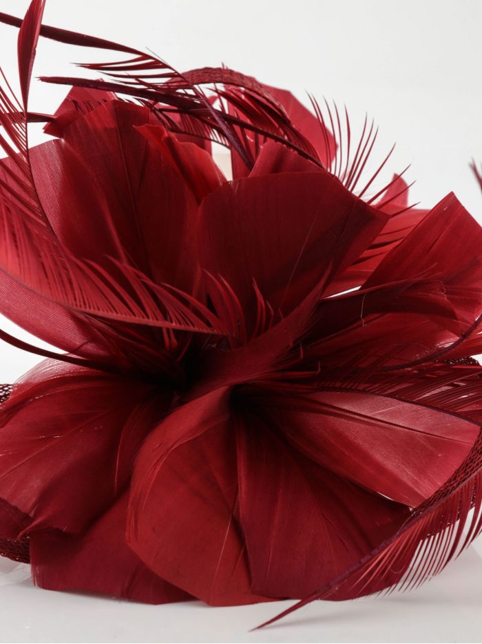 Tocado pequeño plumas granate