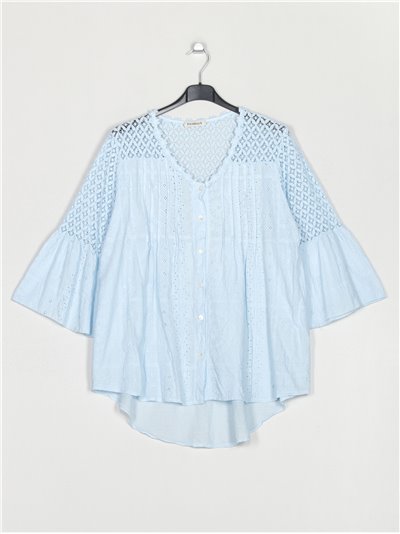 Plus size die-cut embroidered blouse azul-claro