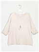 Oversized T-shirt with necklace beis