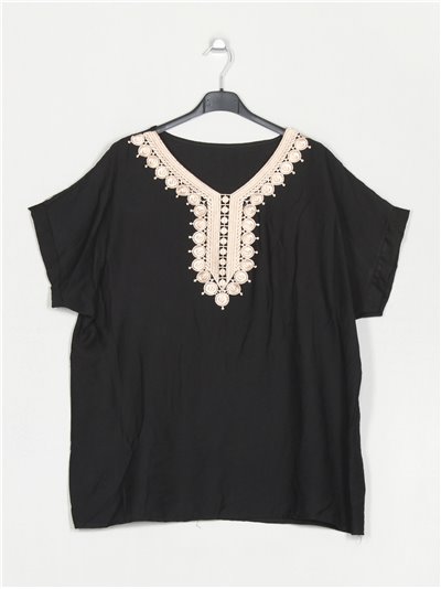 Plus size blouse with guipure negro