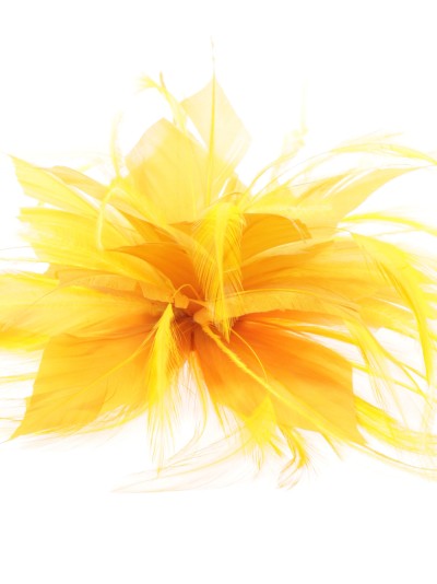 Tocado pequeño plumas mostaza 2