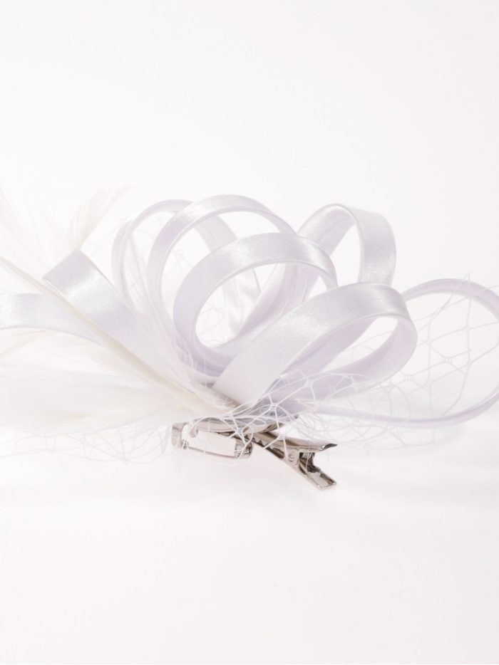 Tocado pequeño plumas blanco