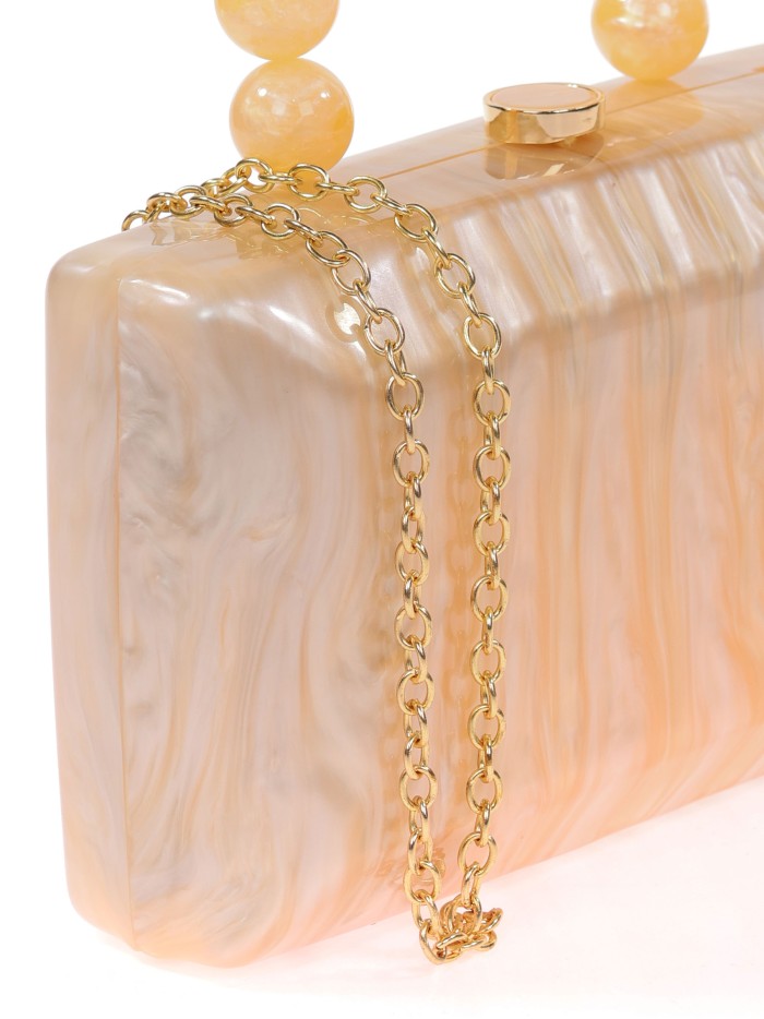 Bolso clutch de fiesta nácar detalle asa oro-claro