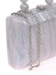 Bolso clutch de fiesta nácar detalle asa gris-claro