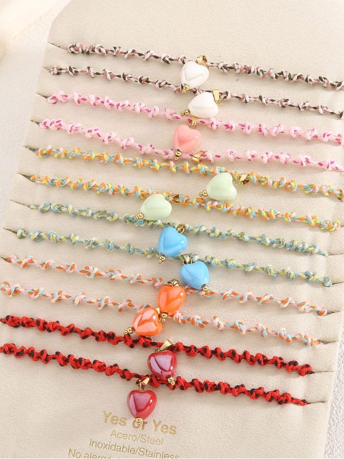 Set von 12 verstellbaren Halsketten aus Schnur mit Herzanhänger - Inklusive Ständer