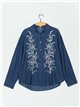 Camisa denim amplia bordada flores