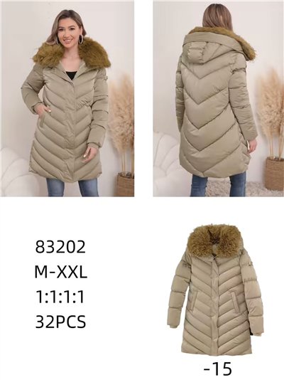 Anorak amplio acharolado water repellent cuello pelo 2