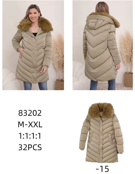 Anorak amplio acharolado water repellent cuello pelo