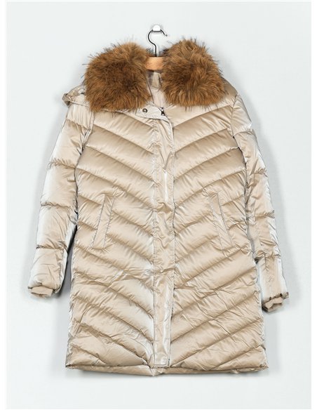 Anorak amplio acharolado water repellent cuello pelo