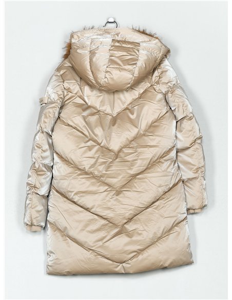 Anorak amplio acharolado water repellent cuello pelo
