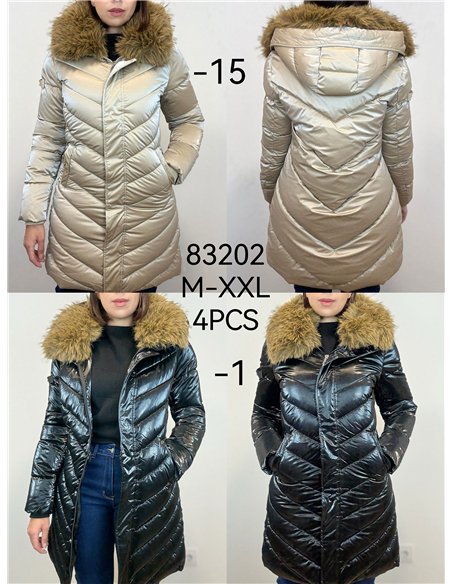 Anorak amplio acharolado water repellent cuello pelo