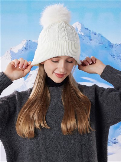 Gorro punto estructura trenzas pompon