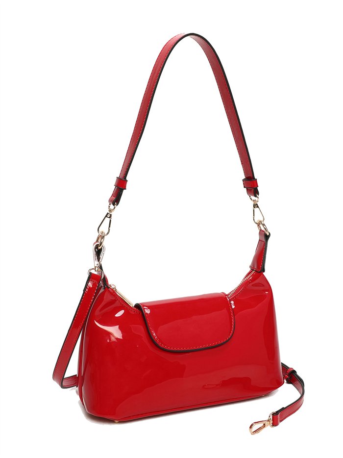 Bolso bandolera de charol solapa