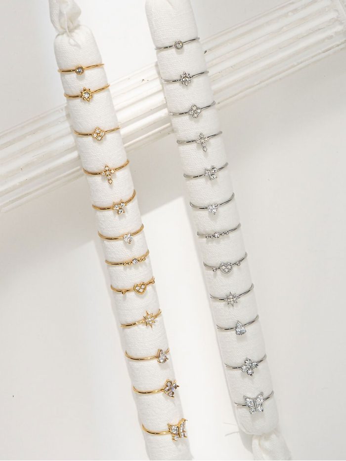 Conjunto de 12 anillos con circonitas - Acero inoxidable - Expositor incluido