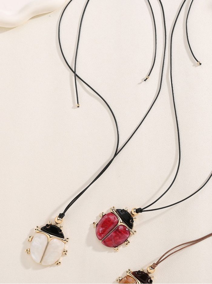 Collar cuerda colgante mariquita de resina