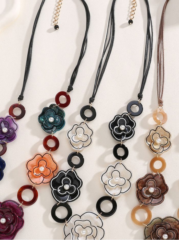 Collar cuerda flores múltiples de resina