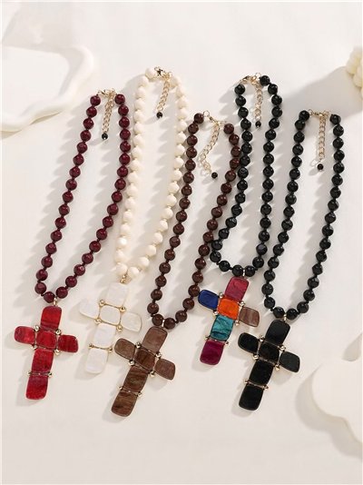 Collar cuentas con colgante cruz de resina