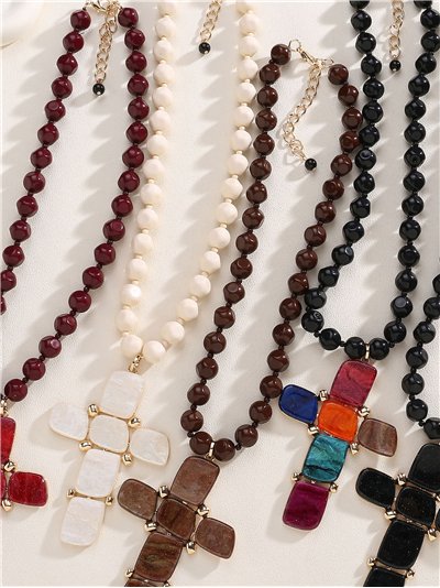 Collar cuentas con colgante cruz de resina 2