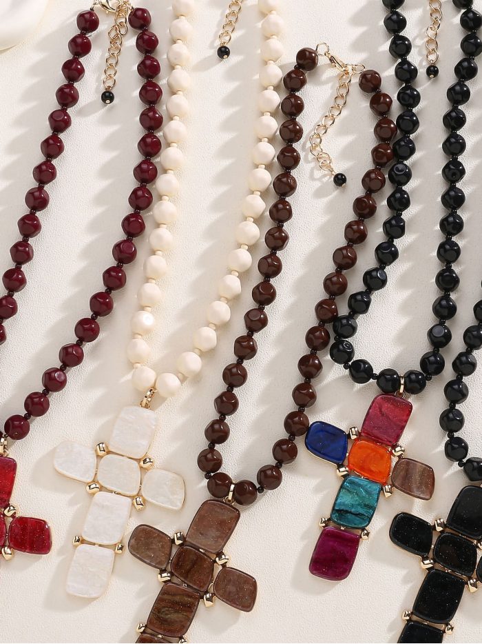 Collar cuentas con colgante cruz de resina