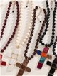 Collar cuentas con colgante cruz de resina