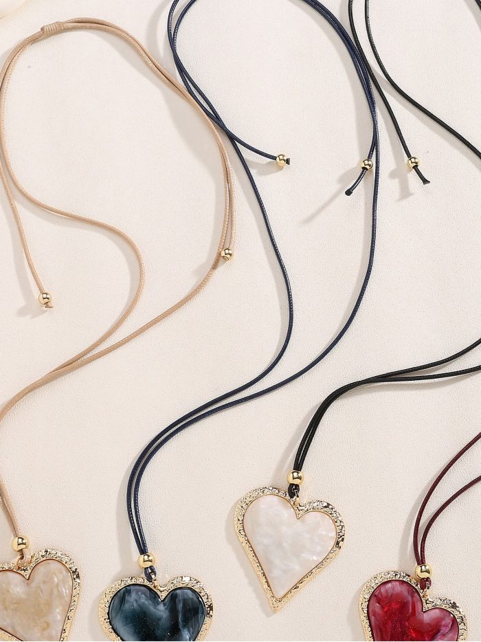 Collar cuerda con colgante corazón de resina