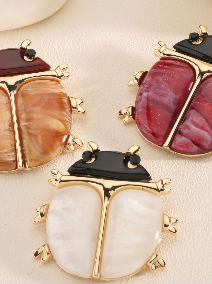 Broche mariquita de resina