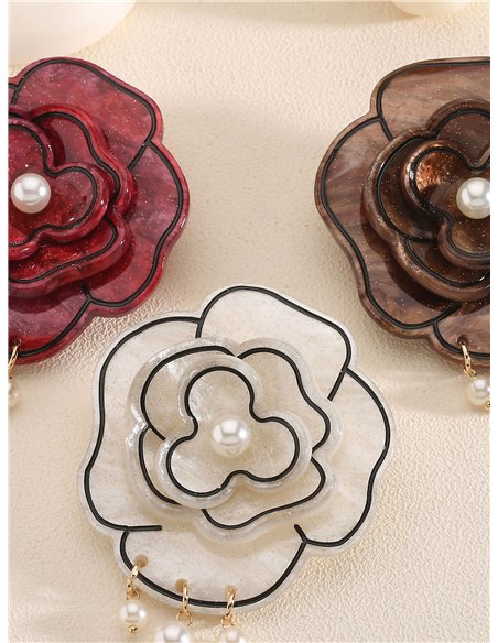 Broche flor de resina con perlas