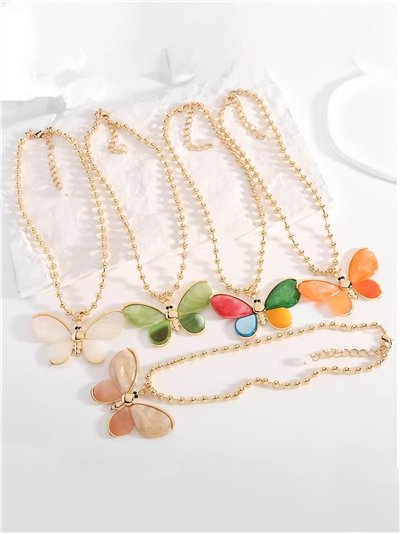 Collar cuentas con colgante mariposa de resina