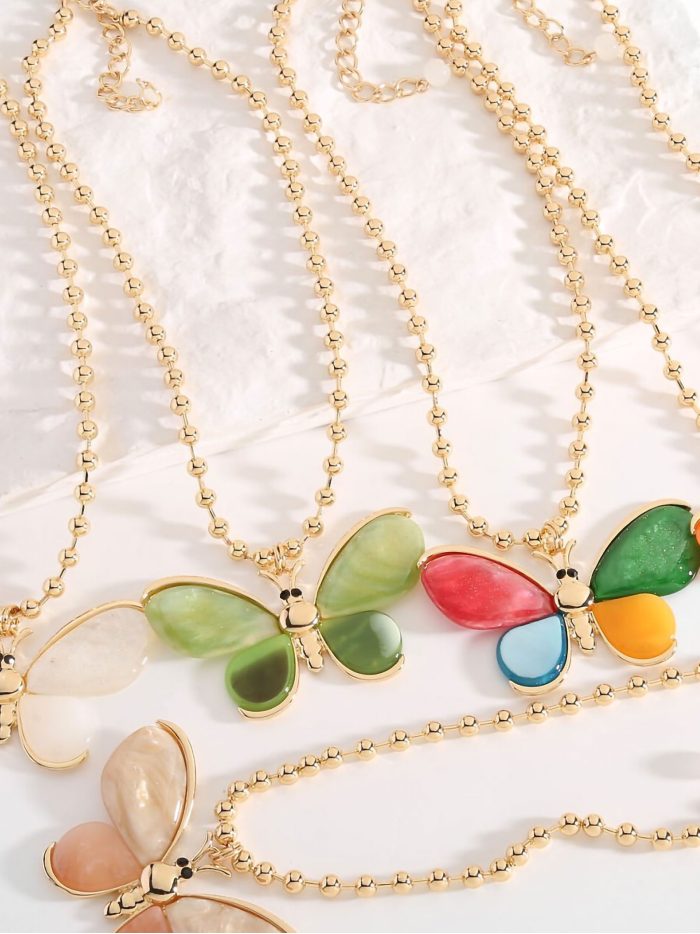 Collar cuentas con colgante mariposa de resina