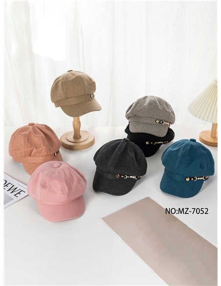 Gorra con visera detalle cadena