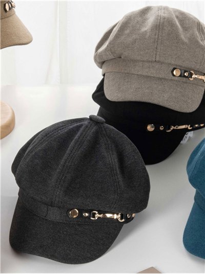 Gorra con visera detalle cadena