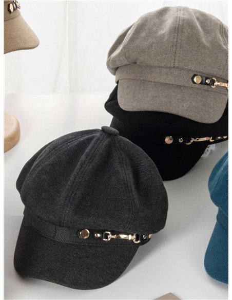 Gorra con visera detalle cadena