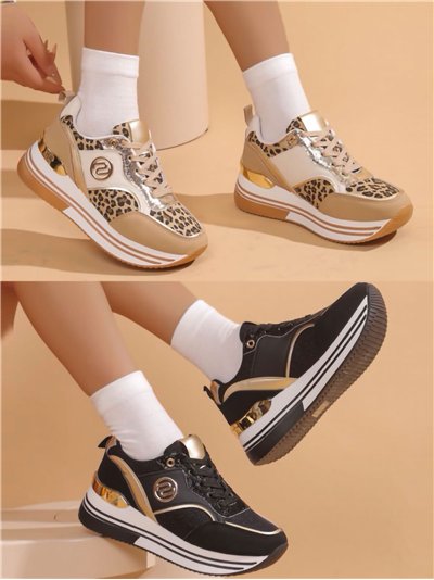 Deportiva con plataforma y detalles metalizados