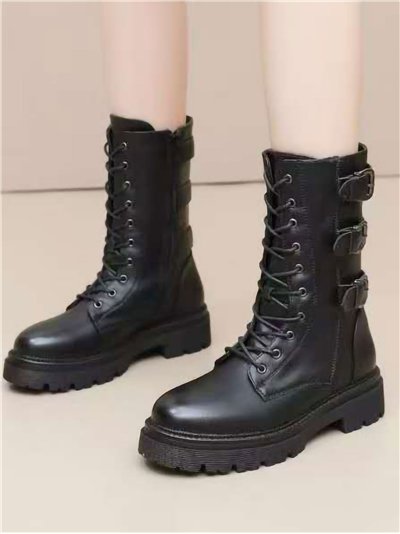 Bota militar con hebillas