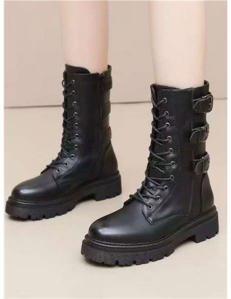 Bota militar con hebillas