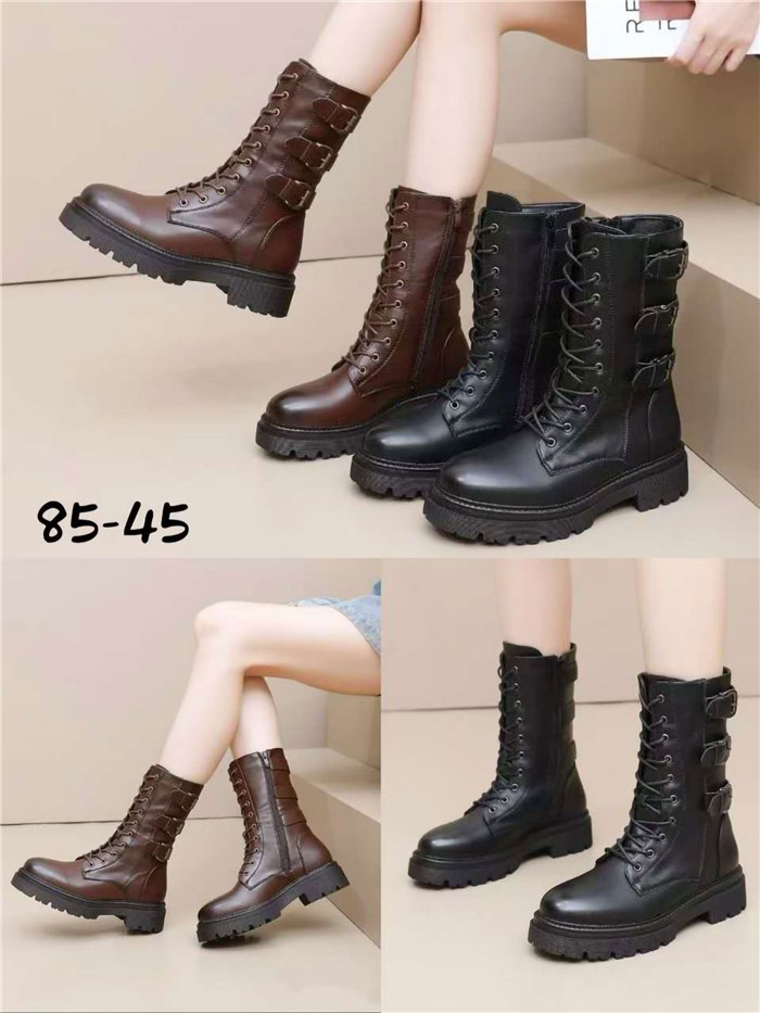 Bota militar con hebillas