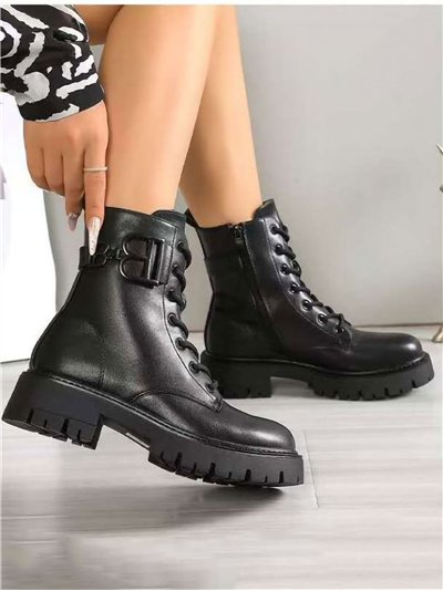 Botín militar con hebilla