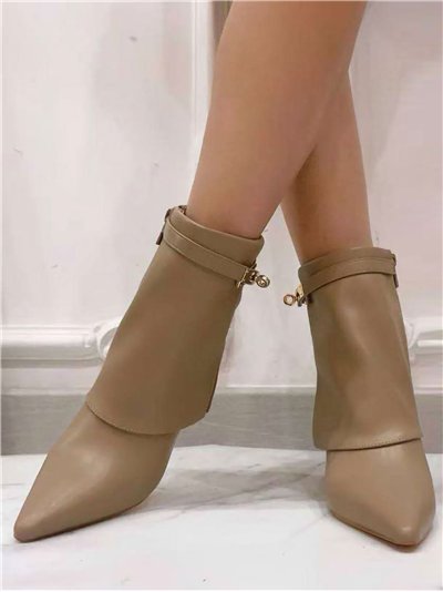 Botín de tacón fino con vuelta