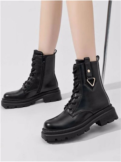 Botín militar con adorno metálico