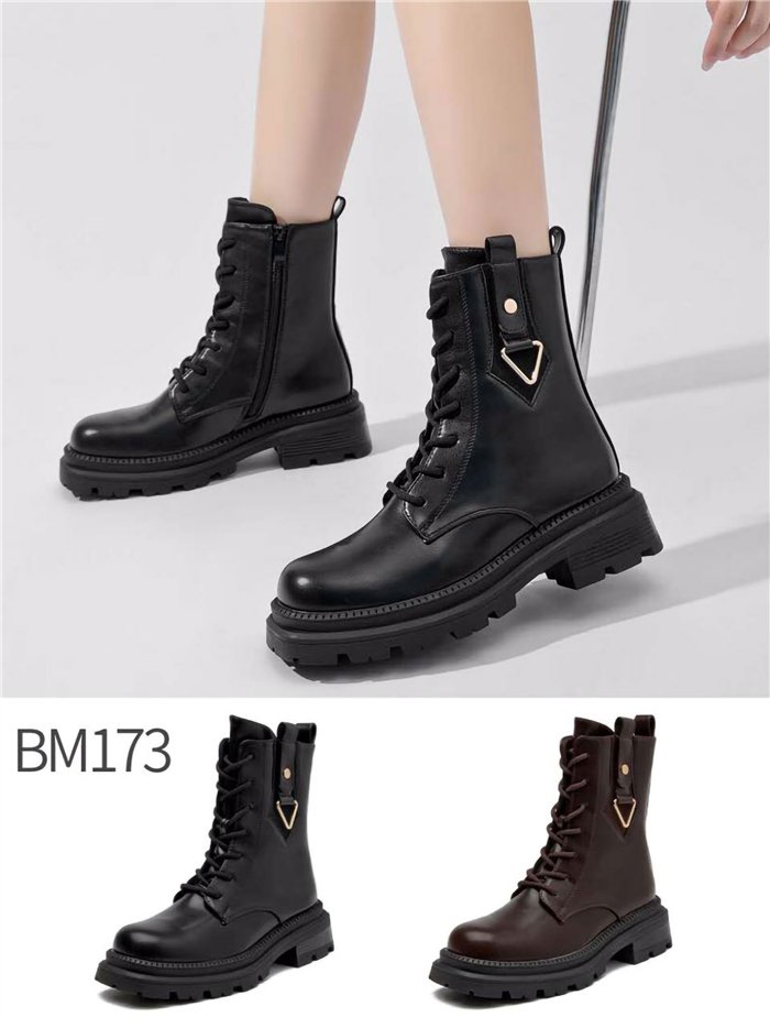 Botín militar con adorno metálico