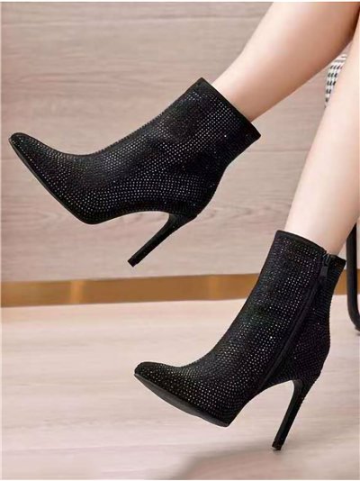 Botín de tacón fino con strass