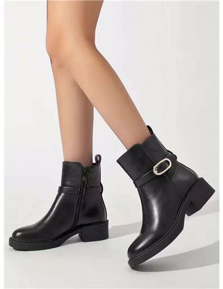Botín con hebilla oval y tacón bloque