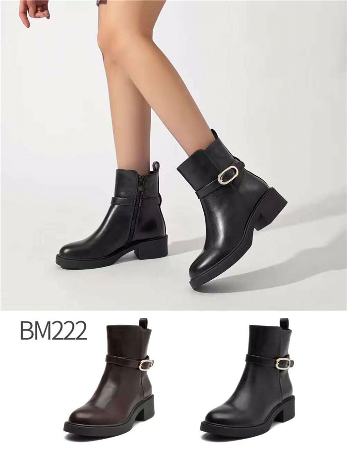 Botín con hebilla oval y tacón bloque