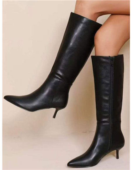 Bota alta de tacón fino y punta afilada