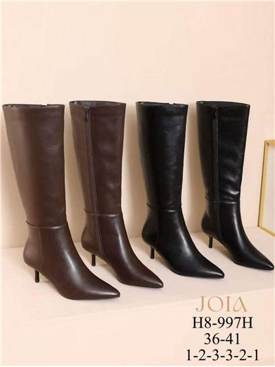 Bota alta de tacón fino y punta afilada 2