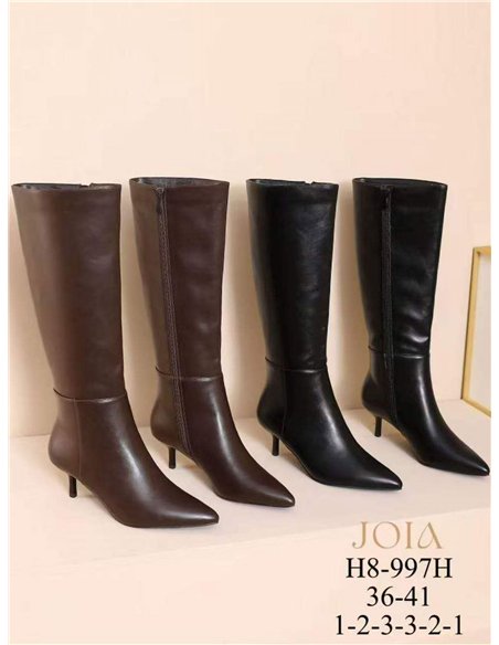 Bota alta de tacón fino y punta afilada