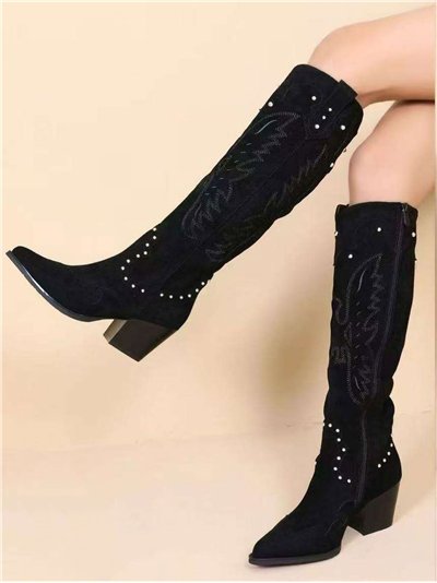 Bota cowboy alta bordada efecto ante con tachas
