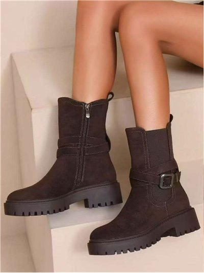 Botín efecto ante con hebilla y suela dentada