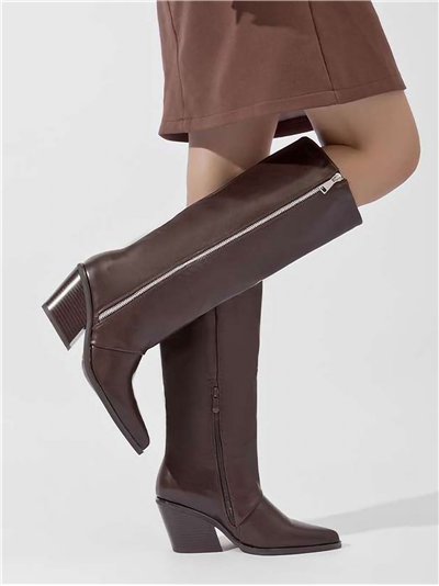 Bota alta con cuña y punta afilada